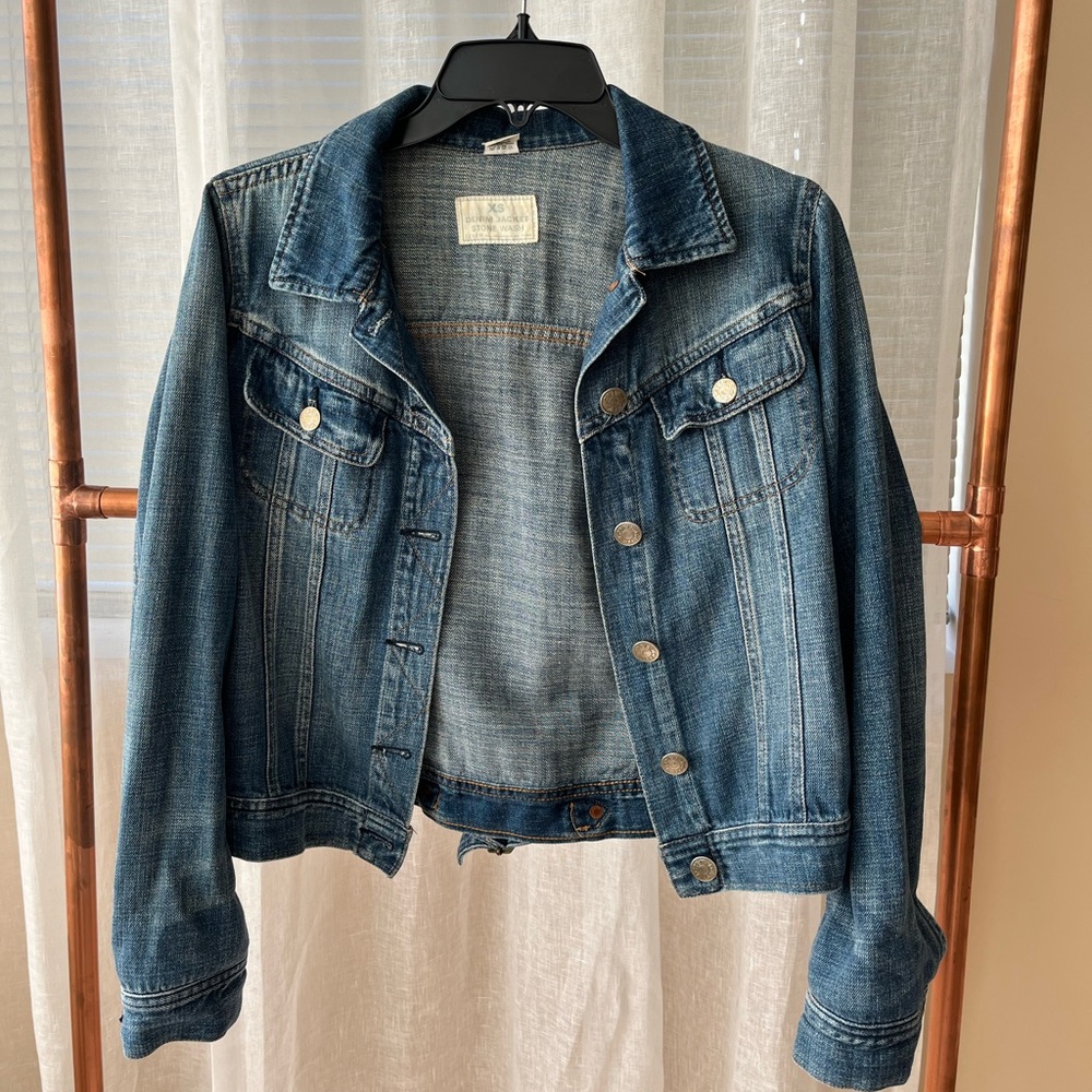 J crew Classic Denim Jacket in stone wash. Size XS. Great condition.